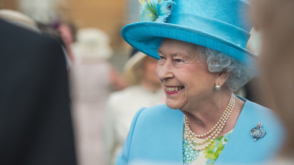 Pandemie zasáhla i britskou královnu. Její zisky klesly o miliony liber